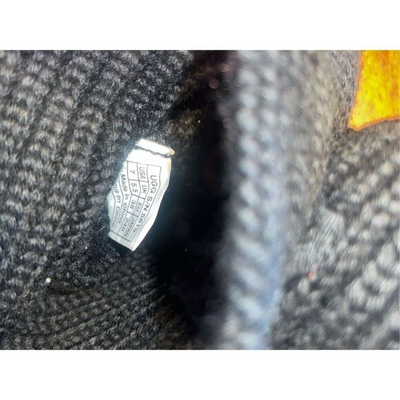 UGG 5819 Black Classic Cardy Knit Boots Women’s Size 7 shearling slouchy - Picture 8 of 8